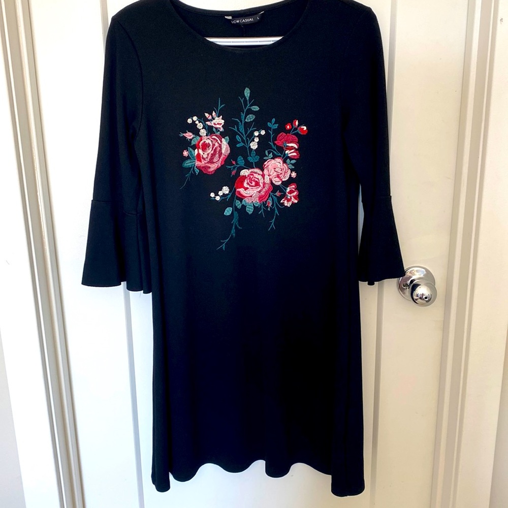 Black midi dress size larg 3/4 sleeve with floral print (knitted)Turkish brand.